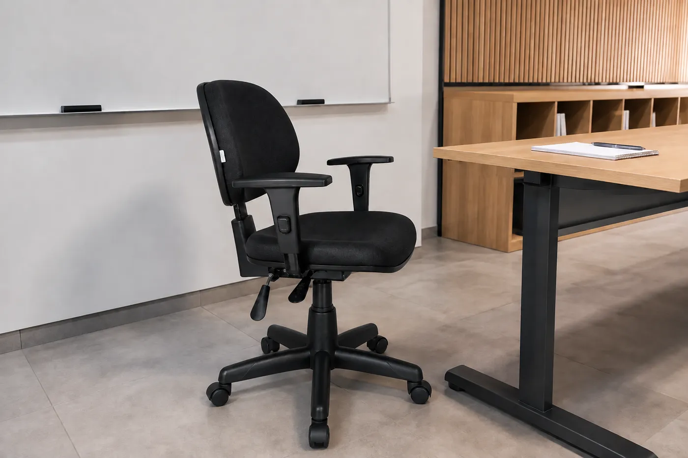 Cadeira Executiva baixa sem lâmina Backsystem — aplicação em ambiente