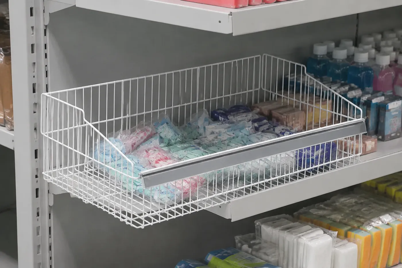 Cesto com porta-etiqueta — aplicação em ambiente